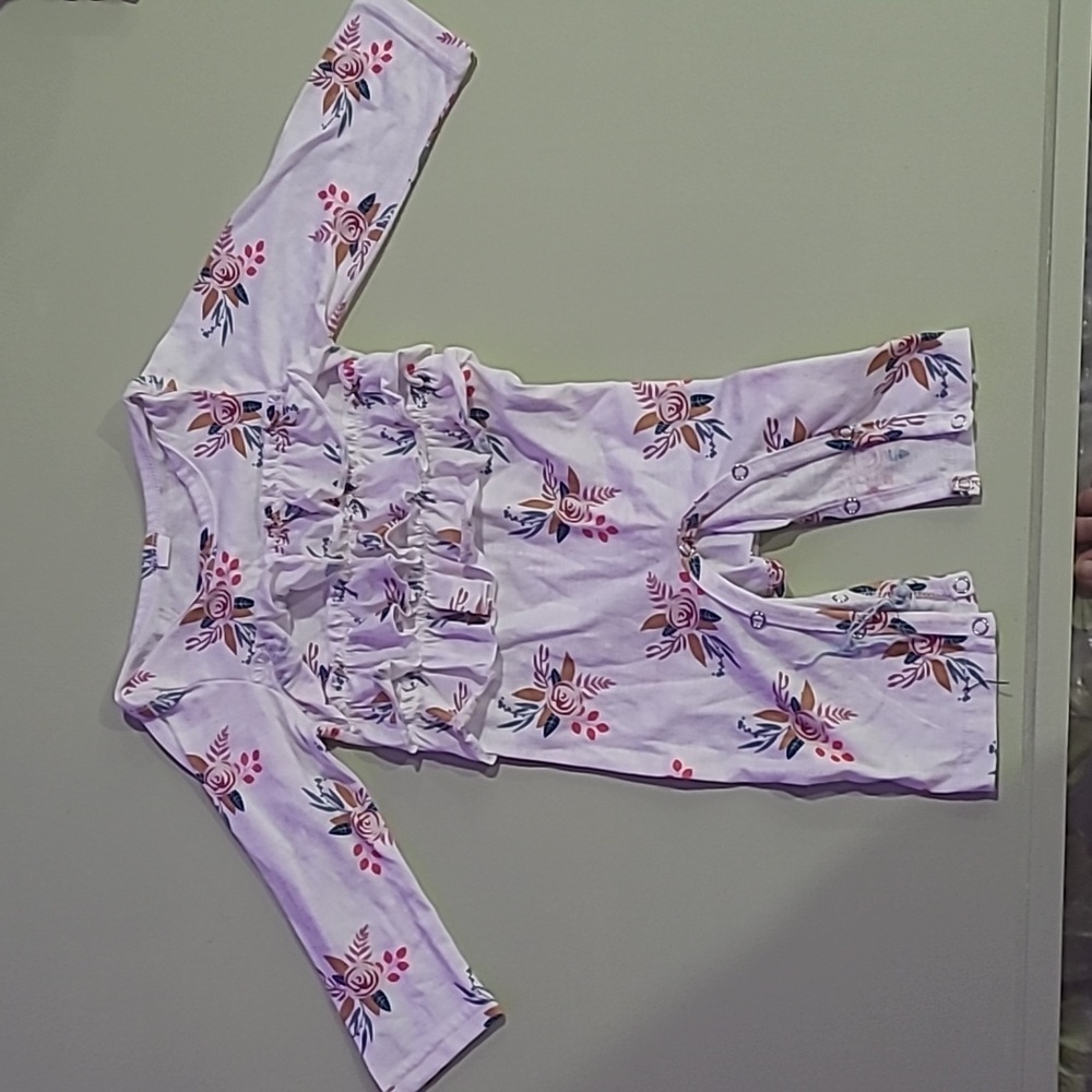 Very Nice one piece night gown size 90(2T)  white with flowers and ruffles